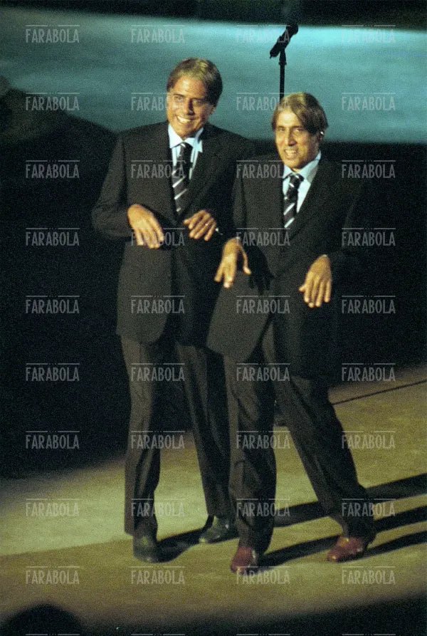 Teo Teocoli e Adriano Celentano imitano Cesare Maldini, Francamente me ne infischio, 1999 - Farabola Immagine digitale