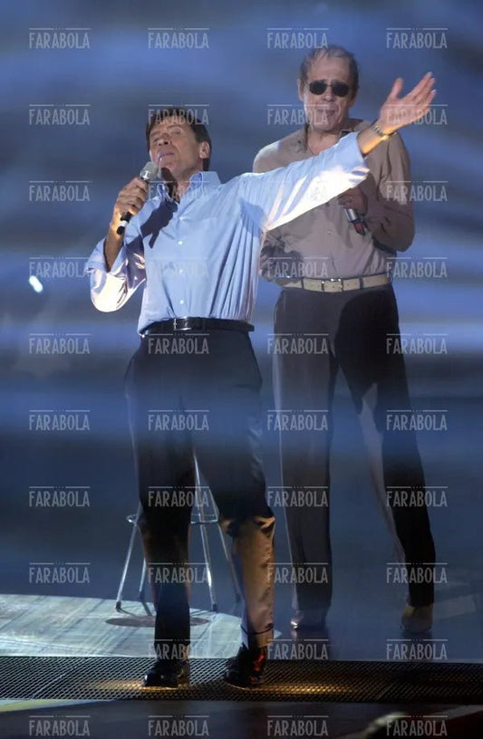 Teo Teocoli nei panni di Adriano Celentano e Gianni Morandi, 2004 - Farabola Immagine digitale