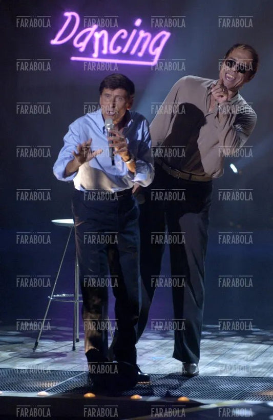 Teo Teocoli nei panni di Adriano Celentano e Gianni Morandi, 2004 - Farabola Immagine digitale