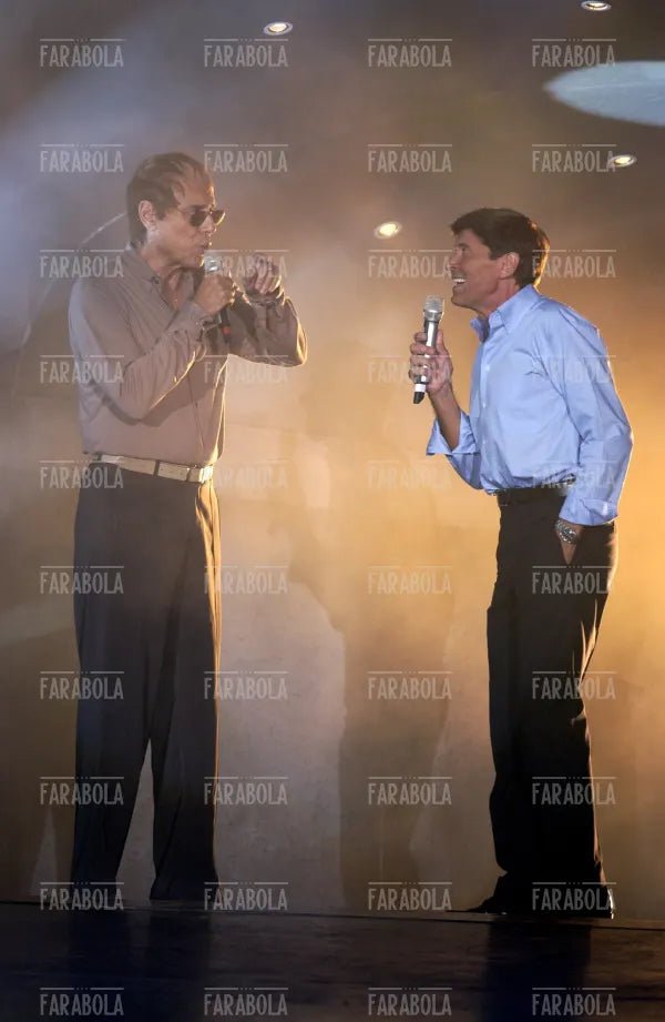 Teo Teocoli nei panni di Adriano Celentano e Gianni Morandi, 2004 - Farabola Immagine digitale