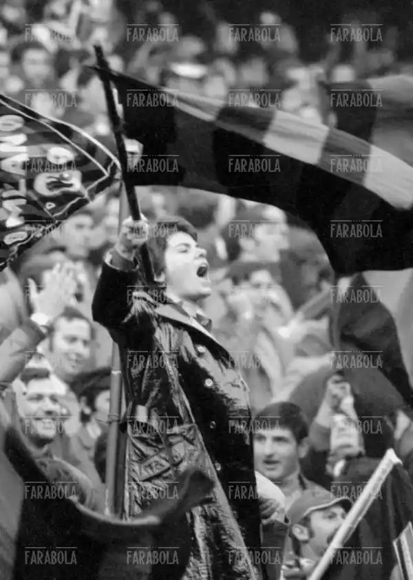 Tifosa del Milan a San Siro, Milan vs Inter, 1970 - Farabola Immagine digitale