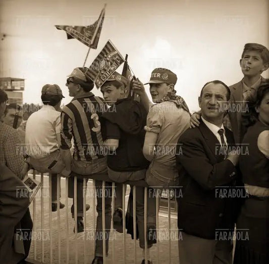 Tifosi all'aeroporto aspettano l'Inter con la Coppa dei Campioni, 1964 - Farabola Immagine digitale