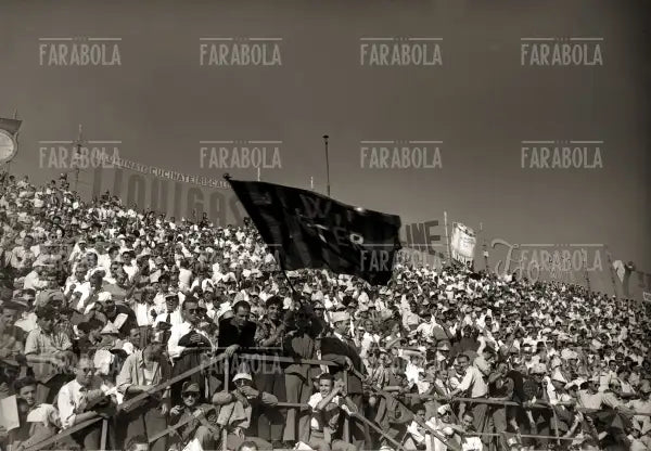 Tifosi allo stadio, Inter vs Lazio, 1953 - Farabola Immagine digitale