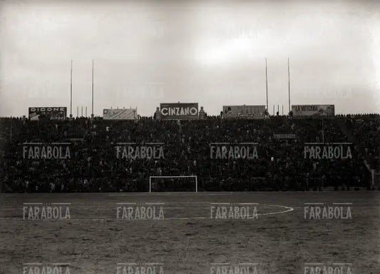 Tifosi allo stadio, Milano, 1947 - Farabola Immagine digitale