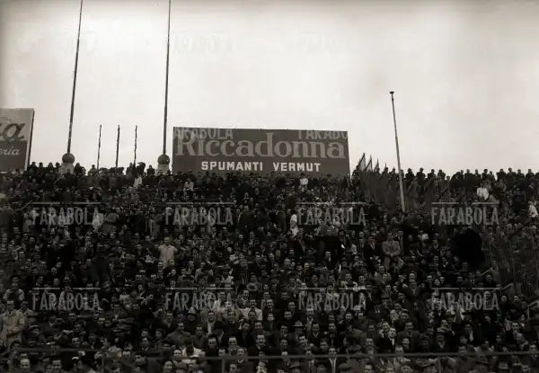 Tifosi allo stadio, Milano, 1947 - Farabola Immagine digitale