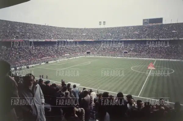 Tifosi allo stadio San Siro, Milano, anni 70 - Farabola Immagine digitale