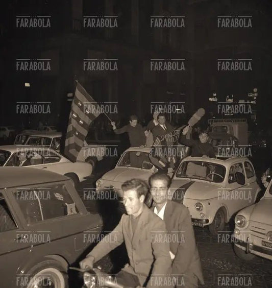 Tifosi interisti festeggiano la Coppa Intercontinentale, 1964 - Farabola Immagine digitale