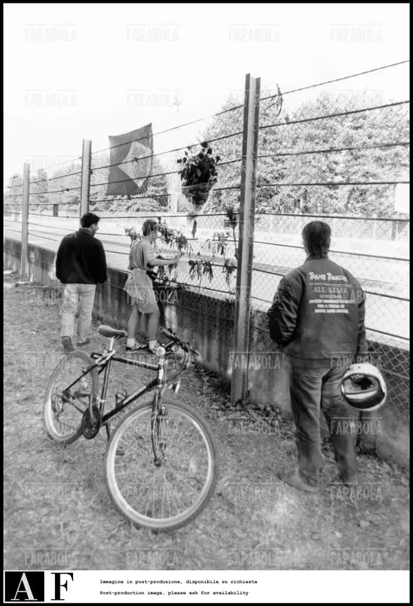Tifosi sul luogo dell'incidente di Ayrton Senna, San Marino, 1994 - Farabola Immagine digitale