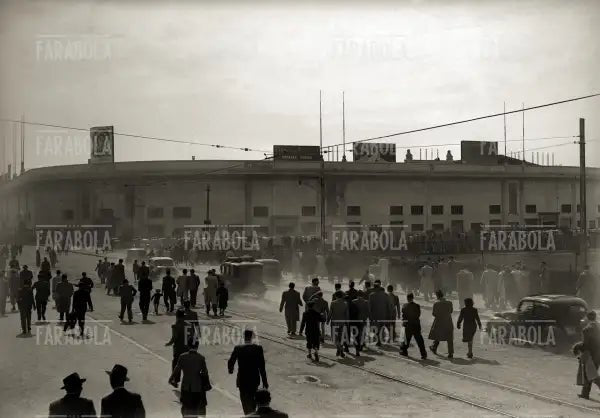 Tifosi vanno allo stadio, Milano, 1947 - Farabola Immagine digitale