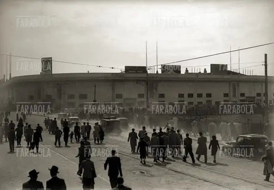 Tifosi vanno allo stadio, Milano, 1947 - Farabola Immagine digitale