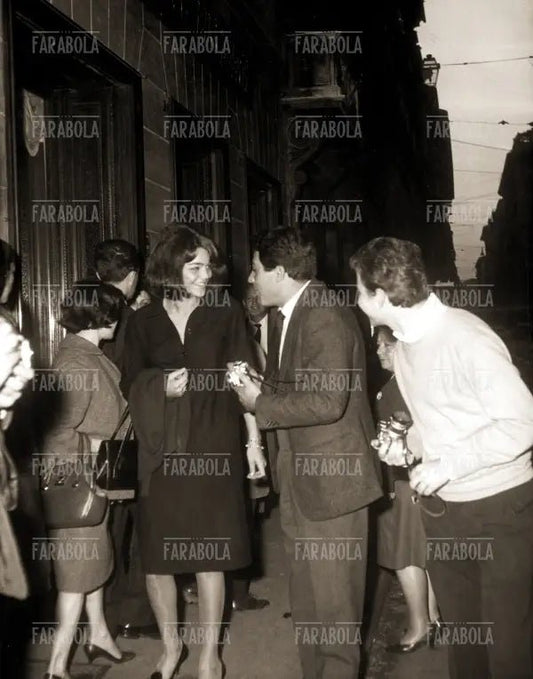 Tina Aumont fa shopping a Roma, 1963 - Farabola Immagine digitale