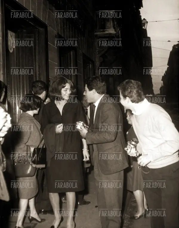 Tina Aumont fa shopping a Roma, 1963 - Farabola Immagine digitale