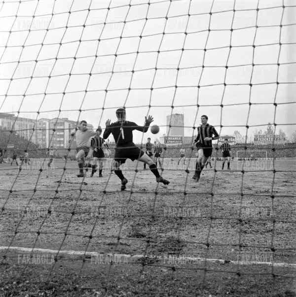 Tiro di Giacinto Facchetti, Modena vs Inter, 1963 - Farabola Immagine digitale