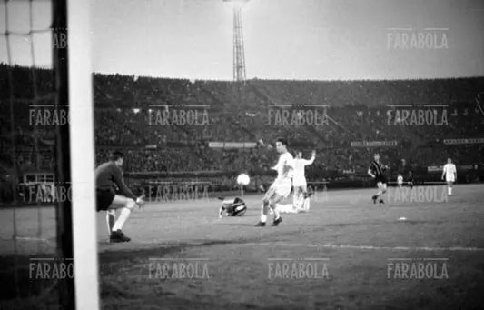 Tiro di Mario Corso, Real Madrid vs Inter, Coppa dei Campioni, 1964 - Farabola Immagine digitale