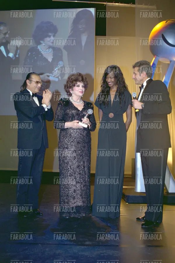 Tony Renis, Gina Lollobrigida, Youma ed Ezio Greggio, Festival di Montecarlo, 2001 - Farabola Immagine digitale