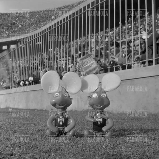 Topo Gigio con le maglie di Milan e Inter, Milan vs Inter, 1962 - Farabola Immagine digitale