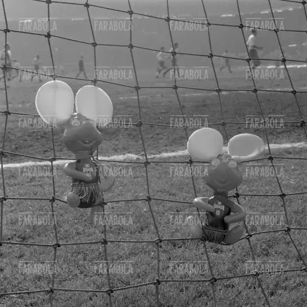 Topo Gigio con le maglie di Milan e Inter, Milan vs Inter, 1962 - Farabola Immagine digitale