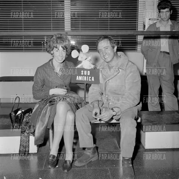 Topo Gigio, Maria Perego e Peppino Mazzullo a Linate, Milano, 1968 - Farabola Immagine digitale