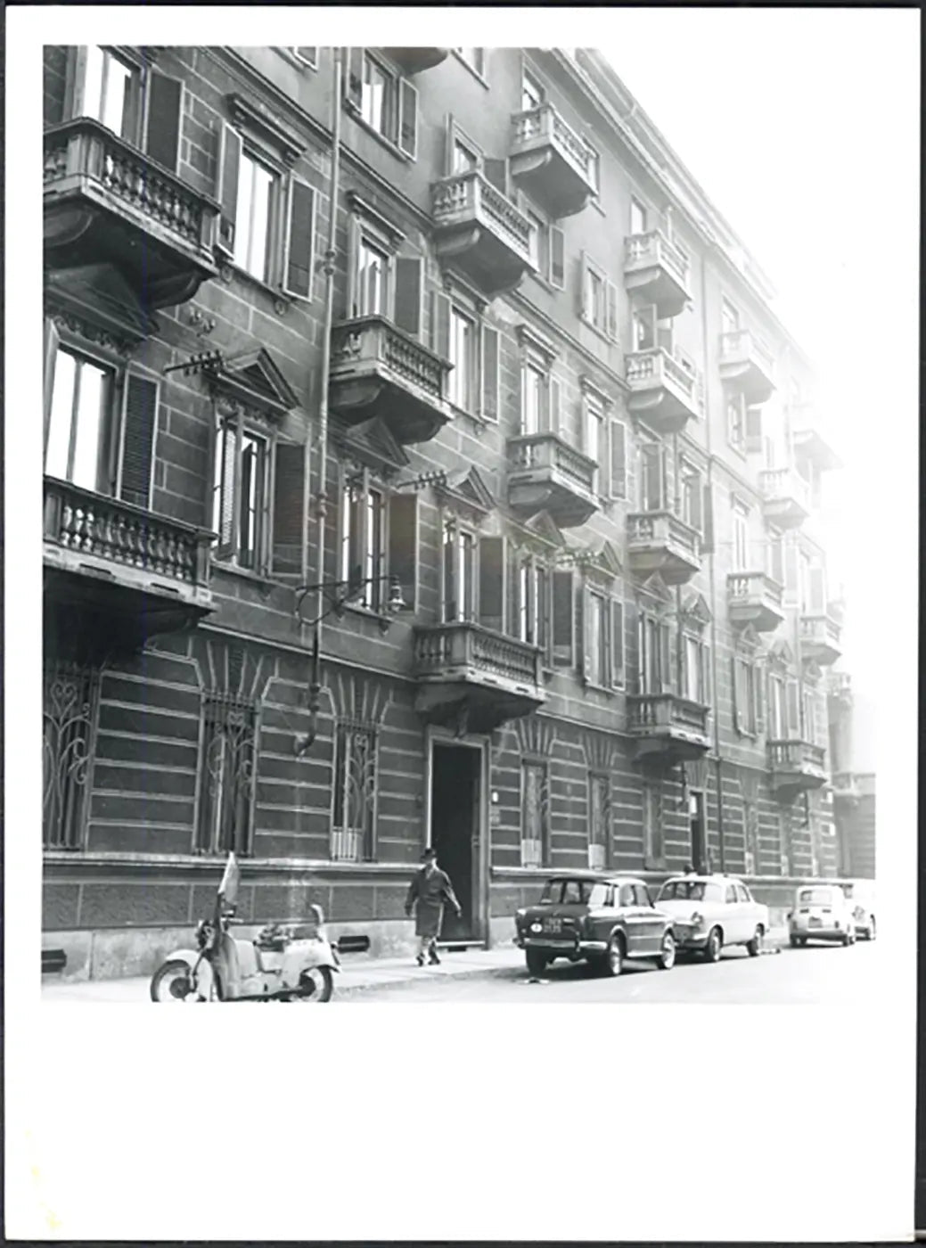 Torino Casa di Cesare Pavese 1961 Ft 37032 - Stampa 24x18 cm - Farabola Stampa ai sali d'argento (anni 90)