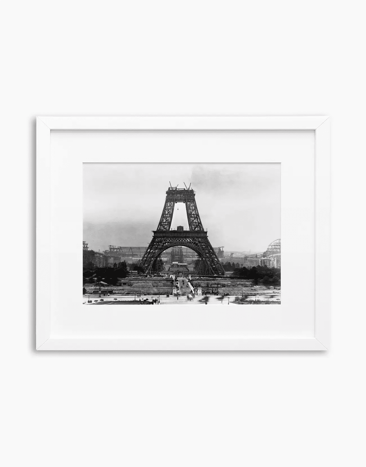 Torre Eiffel in costruzione, Parigi 1888 — stampa fine art con cornice bianca