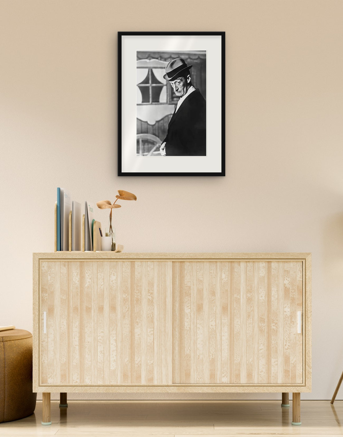 Fine-Art-Druck von „Totò, 1939“ mit schwarzem Rahmen und Passepartout, im Wohnzimmer über einer Anrichte aufgehängt