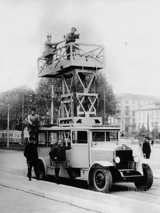 Trabatello per le riparazioni alla linea aerea, Milano, 1938 - Farabola Immagine digitale