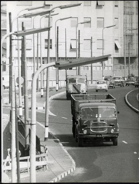 Traffico a Milano anni 70 Ft 35912 - Stampa 21x27 cm - Farabola Stampa ai sali d'argento