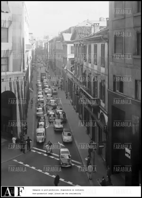 Traffico in via Montenapoleone, anni 60 - Farabola Immagine digitale