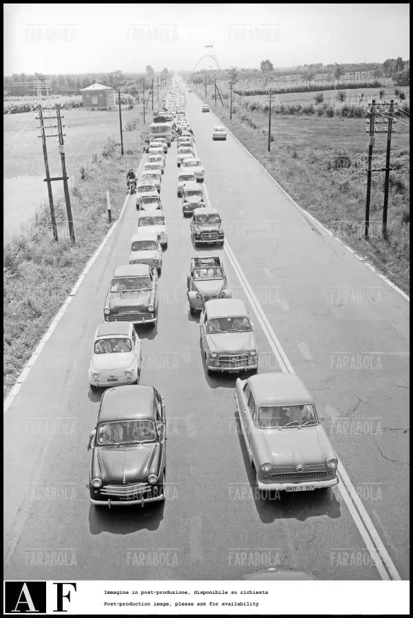 Traffico sull'Autostrada dei Laghi per le vacanze, 1959 - Farabola Immagine digitale