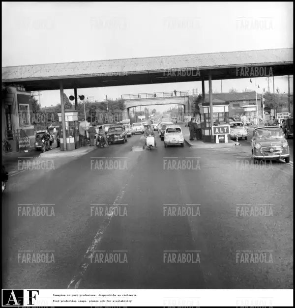Traffico sull'Autostrada dei Laghi per le vacanze, 1959 - Farabola Immagine digitale