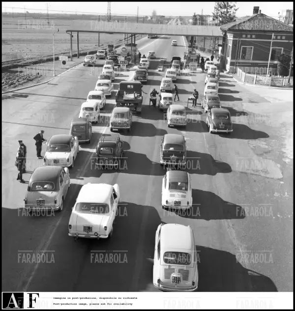Traffico sull'Autostrada dei Laghi per le vacanze, 1959 - Farabola Immagine digitale