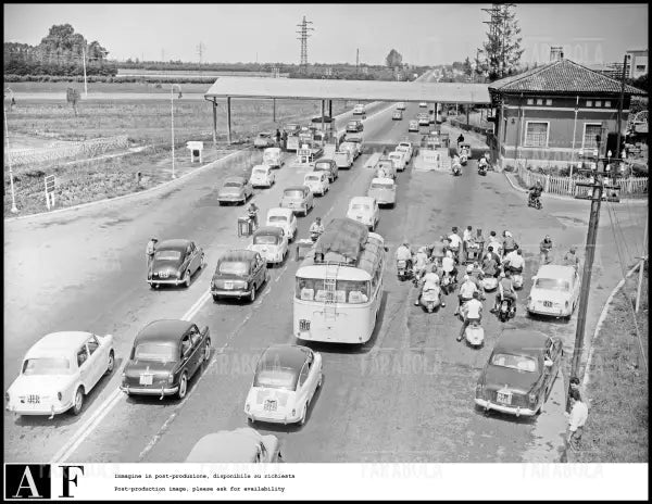 Traffico sull'Autostrada dei Laghi per le vacanze, 1959 - Farabola Immagine digitale