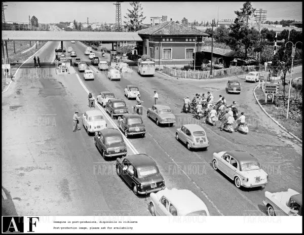 Traffico sull'Autostrada dei Laghi per le vacanze, 1959 - Farabola Immagine digitale