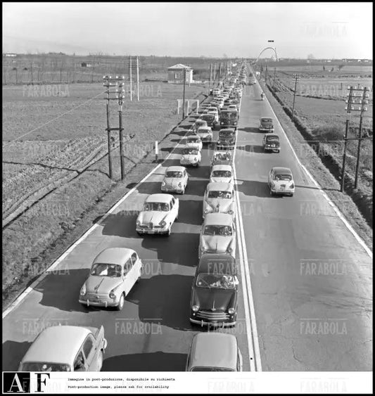 Traffico sull'Autostrada dei Laghi per le vacanze, 1959 - Farabola Immagine digitale