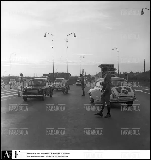 Traffico sull'Autostrada dei Laghi per le vacanze, 1960 - Farabola Immagine digitale