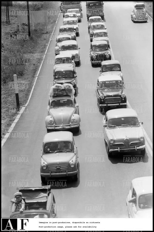 Traffico sull'Autostrada dei Laghi per le vacanze, 1961 - Farabola Immagine digitale