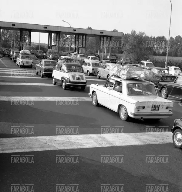 Traffico sull'Autostrada del Sole, 1969 - Farabola Immagine digitale