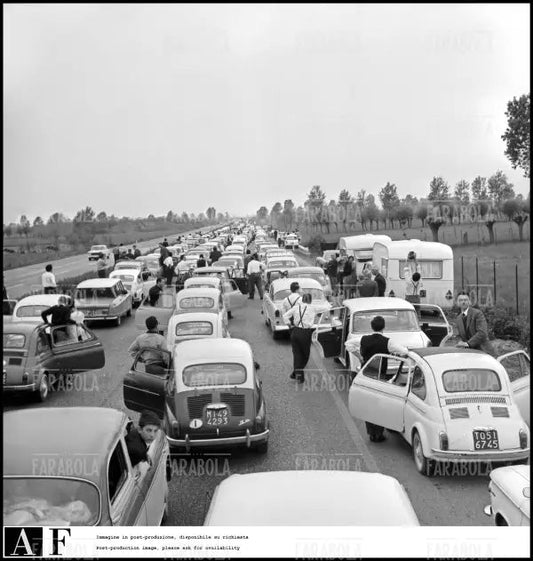 Traffico sull'Autostrada tra Brescia e Milano, 1964 - Farabola Immagine digitale