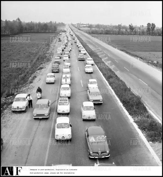 Traffico sull'Autostrada tra Brescia e Milano, 1964 - Farabola Immagine digitale