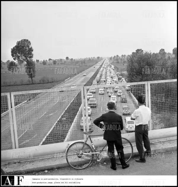 Traffico sull'Autostrada tra Brescia e Milano, 1964 - Farabola Immagine digitale