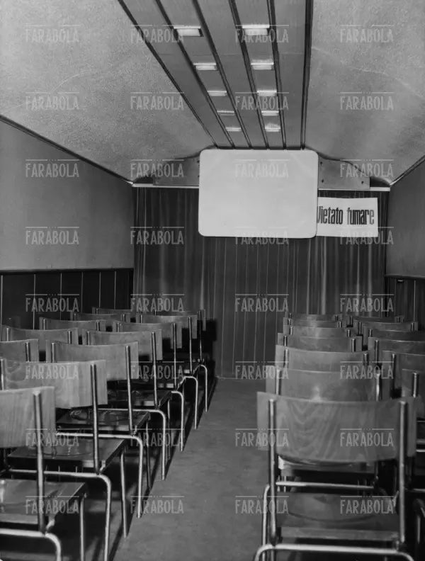 Treno con carrozza cinema, 1955 - Farabola Immagine digitale