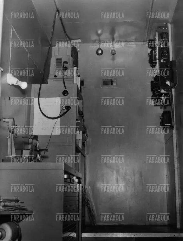 Treno con carrozza cinema, 1955 - Farabola Immagine digitale