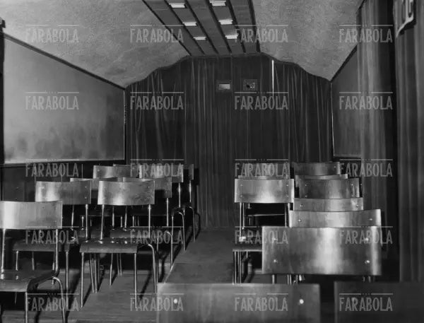 Treno con carrozza cinema, 1955 - Farabola Immagine digitale