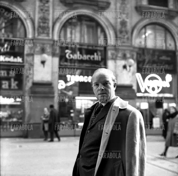 Truman Capote in Galleria Vittorio Emanuele II, Milano, 1966 - Farabola Immagine digitale