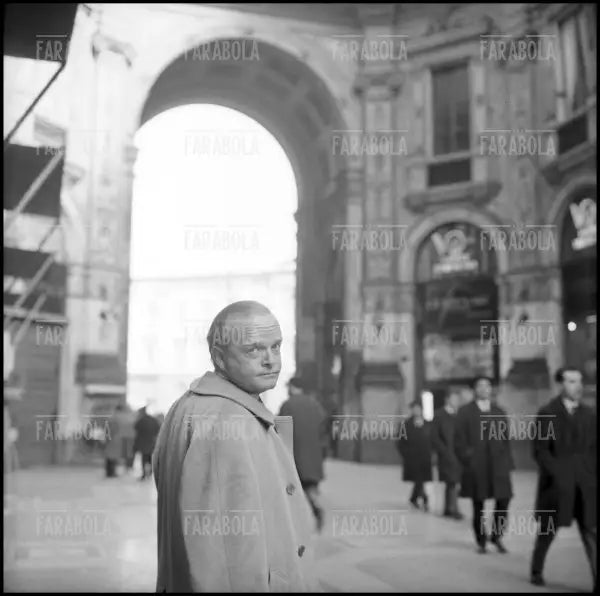 Truman Capote in Galleria Vittorio Emanuele II, Milano, 1966 - Farabola Immagine digitale