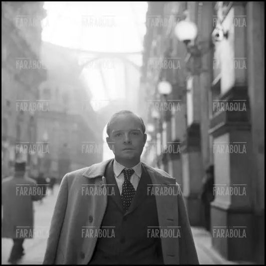 Truman Capote in Galleria Vittorio Emanuele II, Milano, 1966 - Farabola Immagine digitale