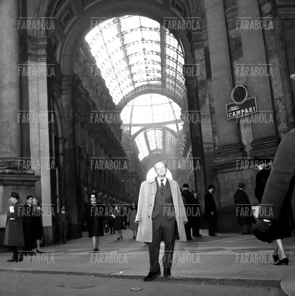 Truman Capote in Galleria Vittorio Emanuele II, Milano, 1966 - Farabola Immagine digitale