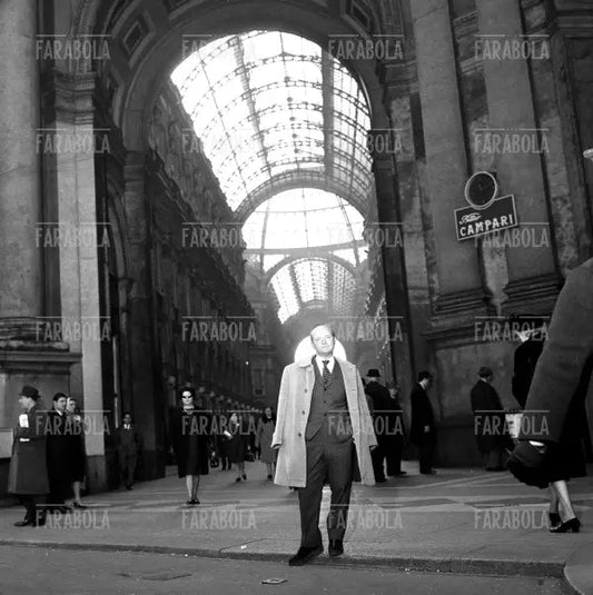 Truman Capote in Galleria Vittorio Emanuele II, Milano, 1966 - Farabola Immagine digitale