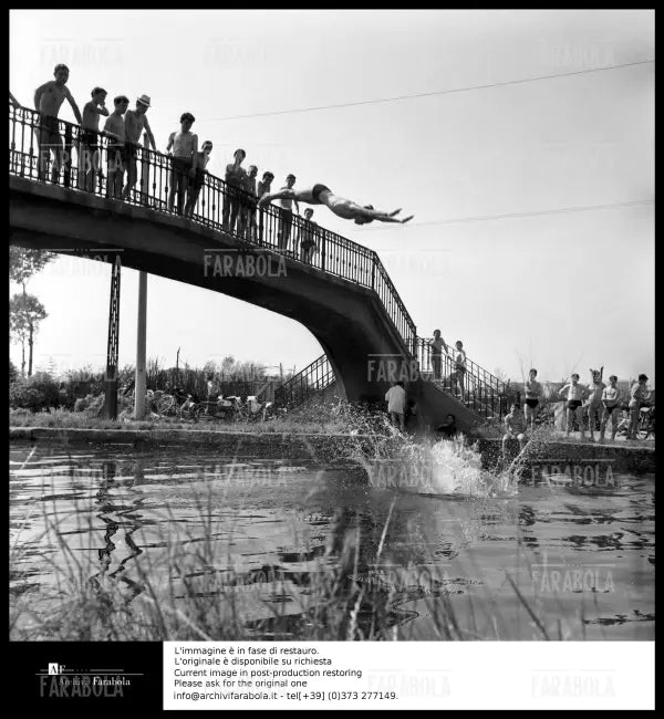 Tuffi nel Naviglio Grande, Milano, 1964 - Farabola Immagine digitale