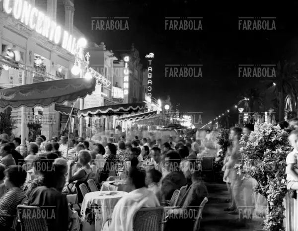 Turisti sul lungomare di Viareggio, 1959 - Farabola Immagine digitale